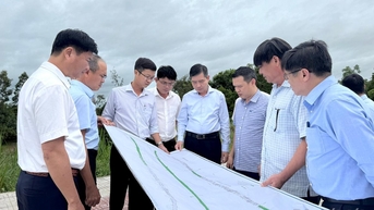 Chủ tịch UBND tỉnh Tạ Anh Tuấn kiểm tra tiến độ giải phóng mặt bằng tuyến đường bộ ven biển