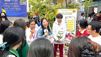 Học sinh THPT tham gia ngày hội việc làm để khám phá nghề nghiệp