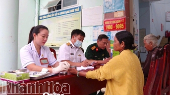 Khám, phát thuốc miễn phí cho người dân xã Nam Cam Ranh