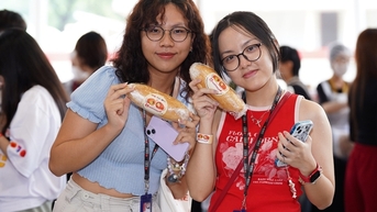 Một trường ĐH xác lập kỷ lục Guinness với bánh mì Việt Nam