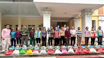 Hội LHPN TP Cần Thơ trao nhu yếu phẩm hỗ trợ phụ nữ và người dân tỉnh Cao Bằng
