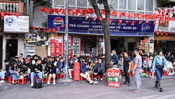 Khách đổ về đông nghẹt quanh Nhà thờ Lớn để chụp ảnh, xếp hàng mua xôi cốm