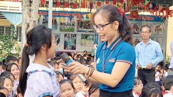 “Cõng sách” đến với trẻ em nghèo