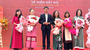 Triển lãm nữ họa sĩ Bắc-Trung-Nam: Sắc màu tự sự