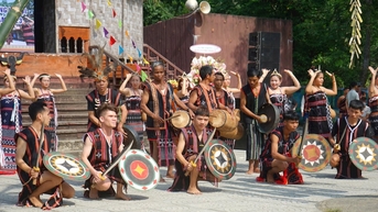 អត្តសញ្ញាណក្លាយជាការចិញ្ចឹមជីវិត