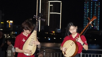 Tình yêu với nhạc cụ truyền thống