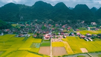 Ngôi làng du lịch tốt nhất thế giới có hàng trăm nhà sàn lợp ngói âm dương cùng quay về một hướng