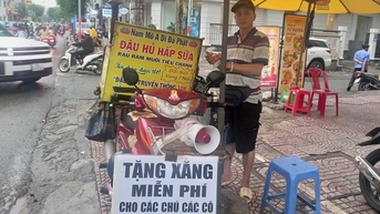 Chàng trai khuyết tật bán đậu hũ kiếm tiền phát cháo cho người nghèo