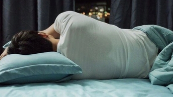 Dấu hiệu trên gối và chăn buổi sáng có thể cảnh báo ung thư