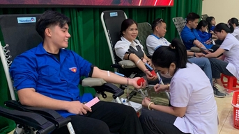 Gần 600 sinh viên, người dân tham gia hiến máu tình nguyện