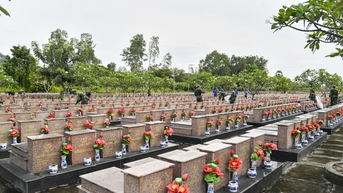 Hơn 200 cán bộ, chiến sĩ, đoàn viên, thanh niên vệ sinh Nghĩa trang Liệt sĩ Dốc Bà Đắc