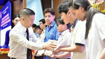 Trao 345 học bổng khuyến tài cho sinh viên TP.HCM