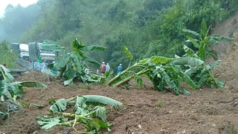 Quảng Ngãi: Sạt lở trên đèo Lò Xo, giao thông chia cắt