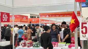 Lượng khách đông kỷ lục tại Hội chợ Mùa Thu lần thứ nhất 2025