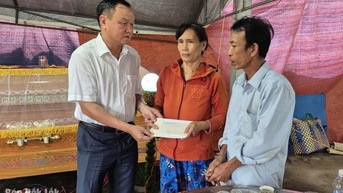 Phó Chủ tịch UBND tỉnh Đào Mỹ thăm hỏi, chia buồn gia đình hai thiếu niên bị đuối nước