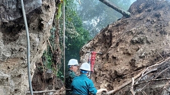 Nổ mìn, khoan đá để thông đường vào nhiều bản bị chia cắt ở miền Tây Nghệ An