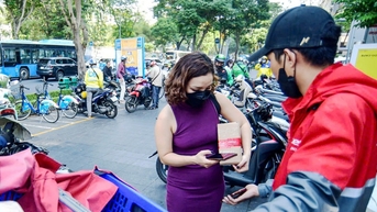 Sàn tăng phí trước mùa cao điểm, người bán hàng online lo sốt vó