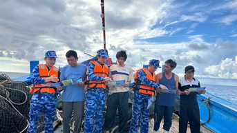 Hải đoàn 11 tuyên truyền chống khai thác IUU cho ngư dân