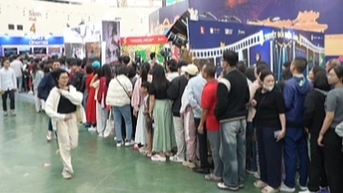 Hội chợ mùa thu 2025 chật kín khách, "cháy vé" xem phim miễn phí