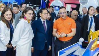 សហគ្រាសបច្ចេកវិទ្យាវៀតណាម “បង្ហាញ” ដល់ភ្ញៀវអន្តរជាតិក្នុងឱកាសចុះហត្ថលេខាលើអនុសញ្ញាទីក្រុងហាណូយ