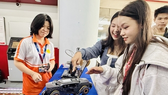 Tân sinh viên hào hứng với robot biết tương tác với người