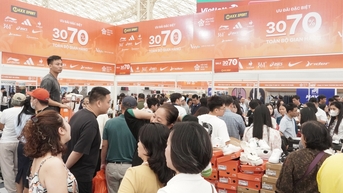 Du khách nườm nượp mua sắm ở Hội chợ Mùa thu, nhiều gian hàng giảm giá tới 70%
