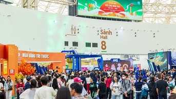 Người dân tấp nập đổ về Hội chợ mùa Thu lần thứ nhất 2025