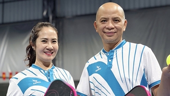 NSƯT Nguyệt Hằng 'hâm nóng' tình cảm với chồng, Lâm Khánh Chi gợi cảm đốt mắt