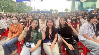 Tân sinh viên thích thú khám phá đặc thù ngành học trong ngày hội trải nghiệm