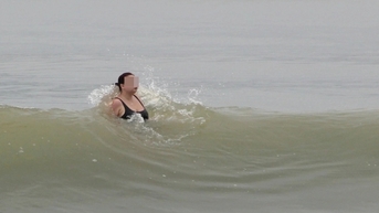 Du khách bất chấp cảnh báo vẫn xuống tắm biển Nha Trang