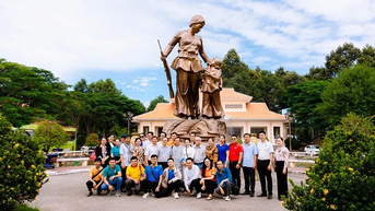 Khởi sắc quê hương “Người mẹ cầm súng”