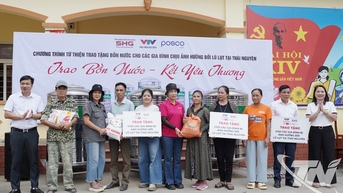 Trao quà hỗ trợ người dân chịu ảnh hưởng mưa lũ tại phường Linh Sơn và Gia Sàng