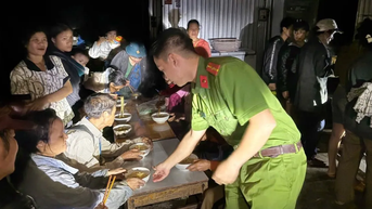 Đà Nẵng: Công an xã Trà Leng hỗ trợ người dân tránh lũ