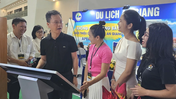 Thường trực UBND tỉnh thăm, kiểm tra không gian trưng bày của tỉnh tại Hội chợ mùa Thu 2025