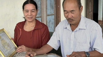 Vợ chồng nông dân nuôi 5 con thành tiến sĩ, thạc sĩ, kỹ sư