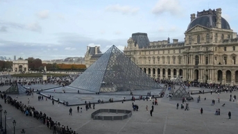 Pháp bắt nghi phạm vụ trộm 102 triệu USD trang sức từ bảo tàng Louvre