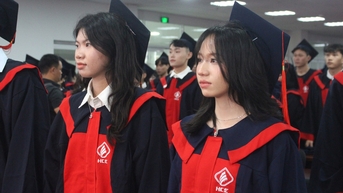 Nghỉ ngang ĐH, nữ sinh viên trở thành thủ khoa đầu ra của trường CĐ
