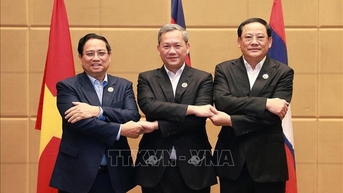 នាយករដ្ឋមន្ត្រី Pham Minh Chinh ទទួលទានអាហារពេលព្រឹក និងធ្វើការជាមួយនាយករដ្ឋមន្ត្រីកម្ពុជា និងឡាវ។