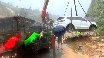Giải cứu ô tô mắc kẹt trên cao tốc La Sơn - Túy Loan do sạt lở