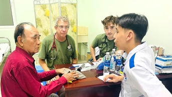 Quan tâm, chăm sóc người khuyết tật