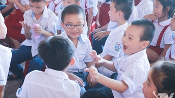 Coi trọng công tác chăm sóc trẻ em