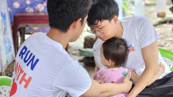 Hành động đẹp của 3 học sinh quyên góp tiền cho trẻ em mồ côi
