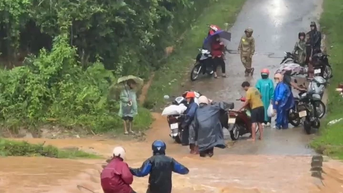 Nhiều địa phương miền núi ở Quảng Trị cho học sinh nghỉ học do mưa lớn