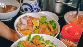 Cao lầu Hội An: Món mì 35.000 đồng làm du khách Canada say mê