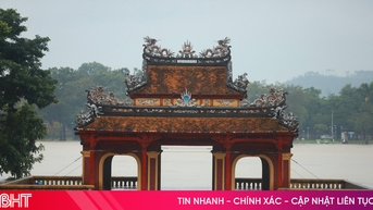Lũ bủa vây đô thị Huế