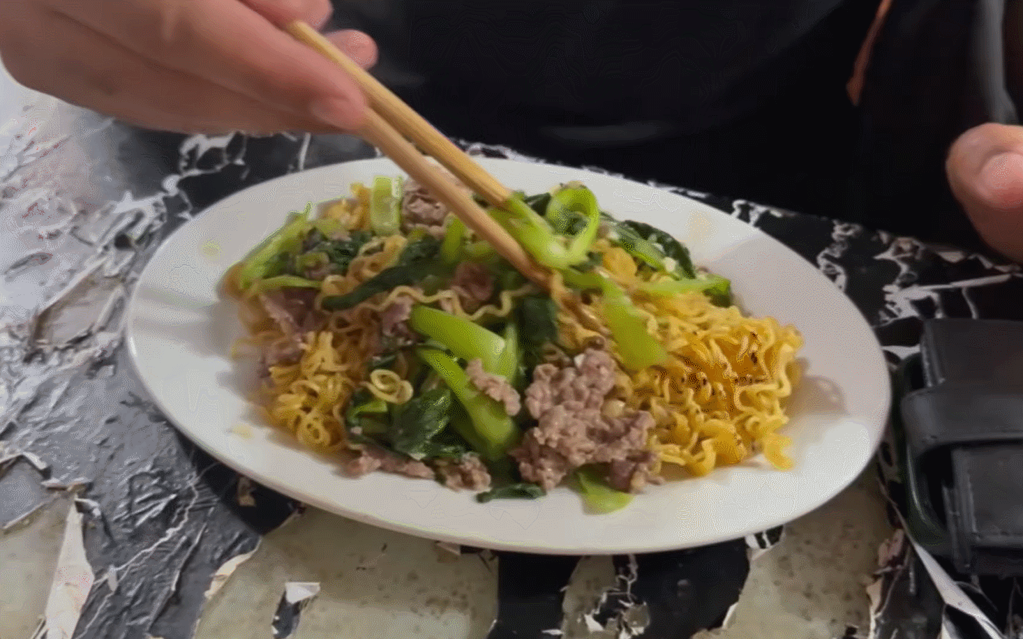 Mì xào bò phố cổ Hà Nội: Món ăn 60.000 đồng gây ấn tượng