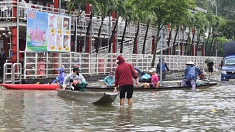 Nhiều tuyến đường quốc lộ, đô thị ngập sâu, có đoạn sạt lở gây tắc đường