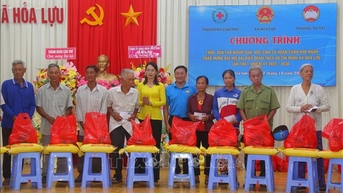 Hỗ trợ các gia đình, học sinh có hoàn cảnh khó khăn vươn lên trong cuộc sống