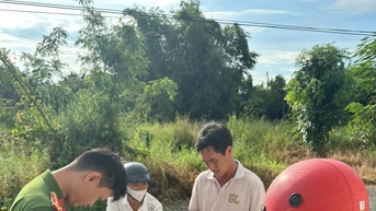Người bán vé số bị nước cuốn trôi, may mắn được cứu kịp thời