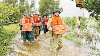 “Bốn cùng” với dân